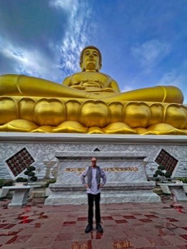  Hangin' with the Big Buddha in Bangkok. 